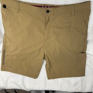 Wrangler mens tan shorts. Size 48 with elastic waist. Side pocket